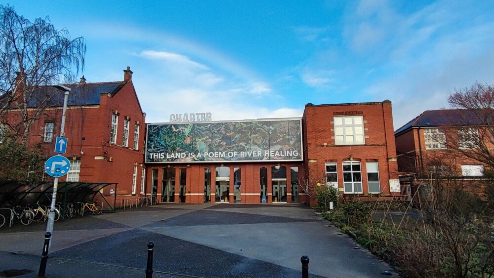 Llun o'r tu allan adeilad Canolfan Gelfyddydau Chaper. An image of the outside of the Chapter Arts Centre building.