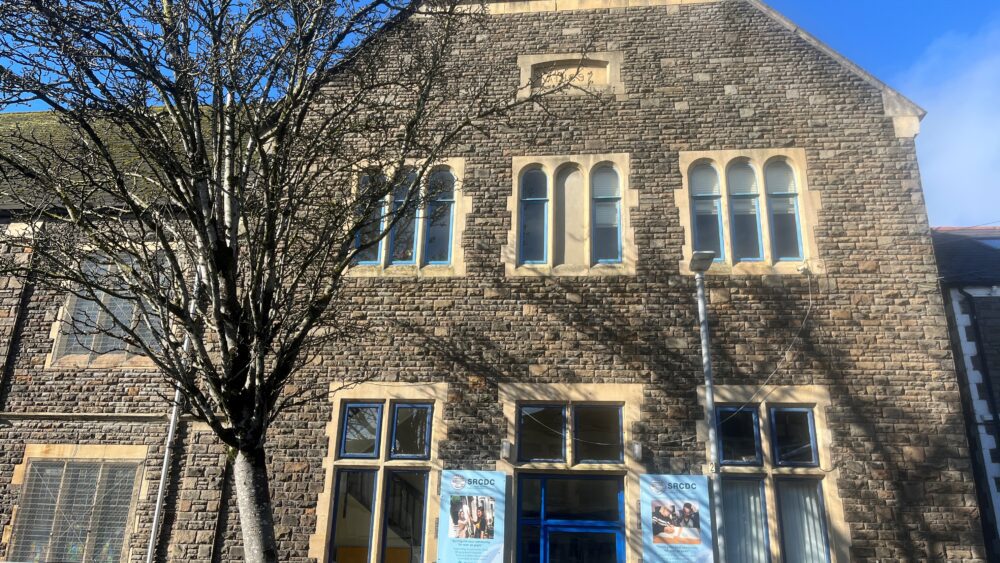 Llun o'r tu allan o adeilad CDCDGyA. Image of outside of the SRDCC building.