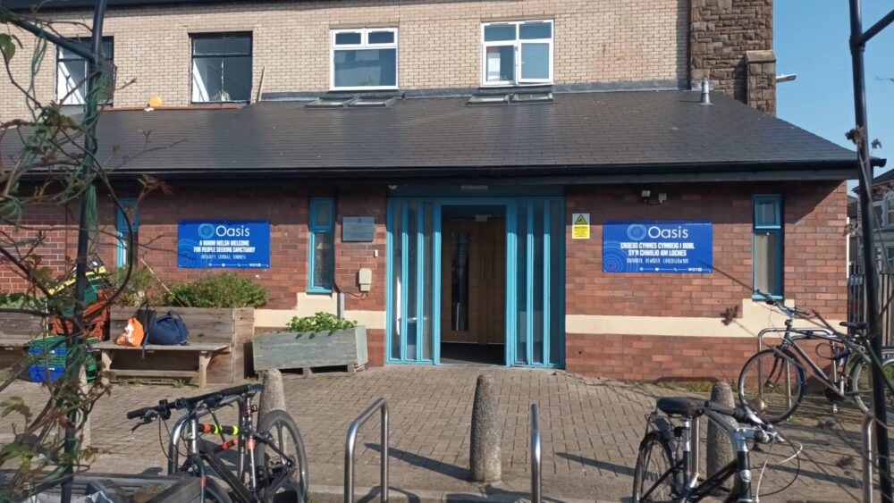 Llun o tu allan adeilad Oasis Caerdydd. Image from outside of the Oasis Cardiff building.