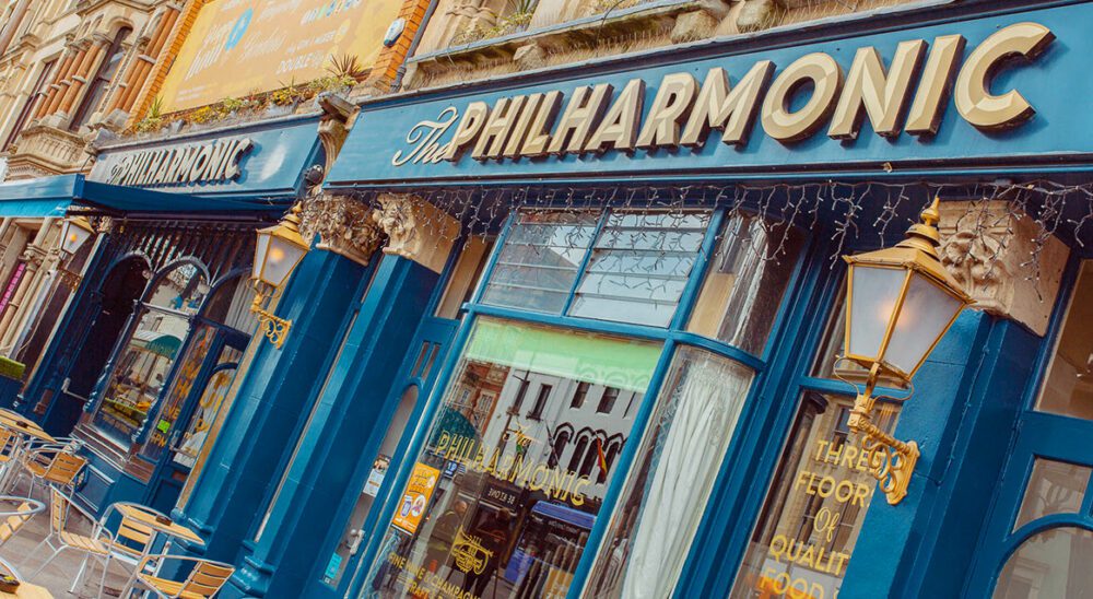 Llun o tu allan bar Y Philharmonic yng Nghaerdydd. Image of the outside of The Philharmonic bar in Cardiff.